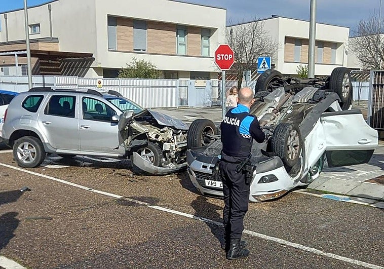 Aparatoso vuelco de un coche tras colisionar contra otro en El Peral